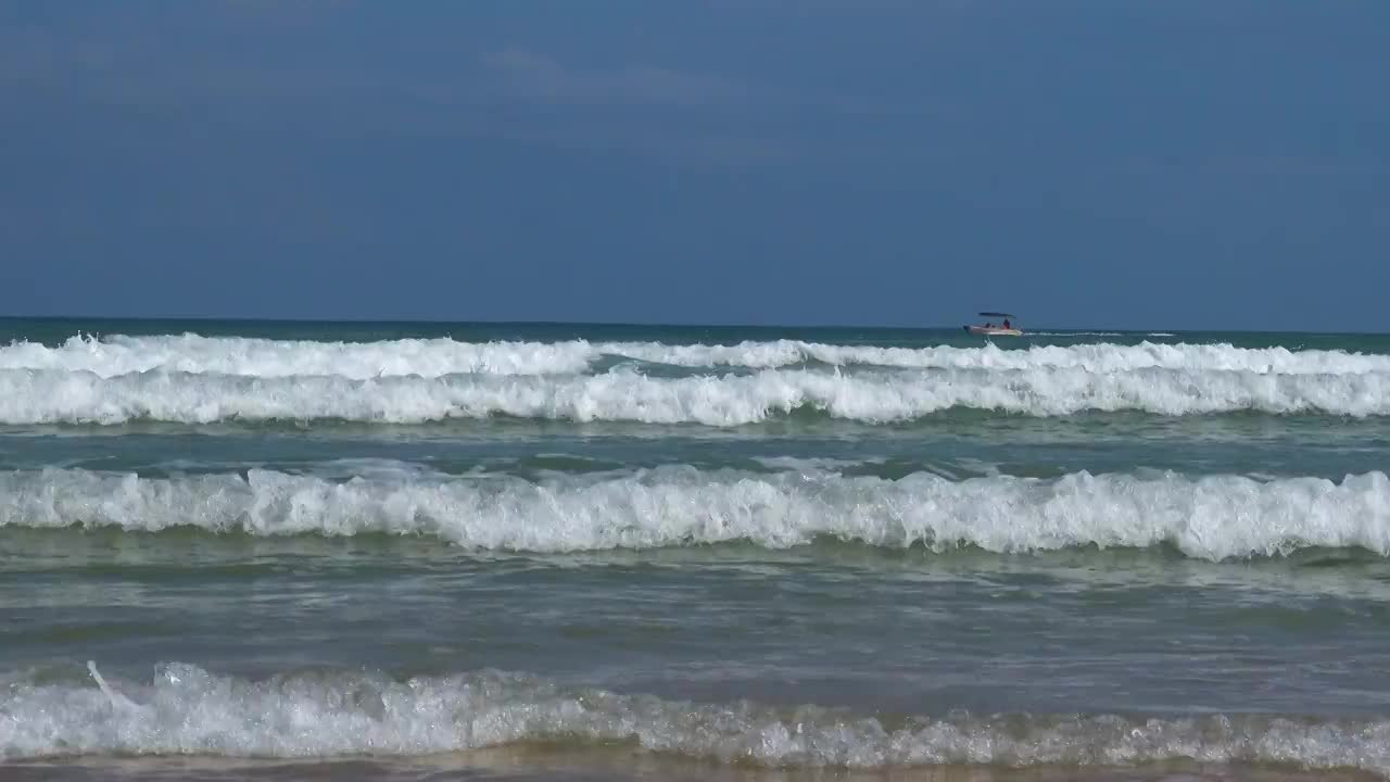 深圳西涌海滩海浪和行驶的快艇视频下载