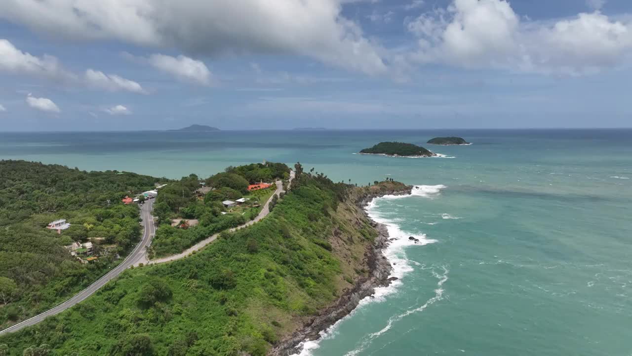 航拍泰国普吉岛拉威蓬贴海岬海滨公路风光视频下载