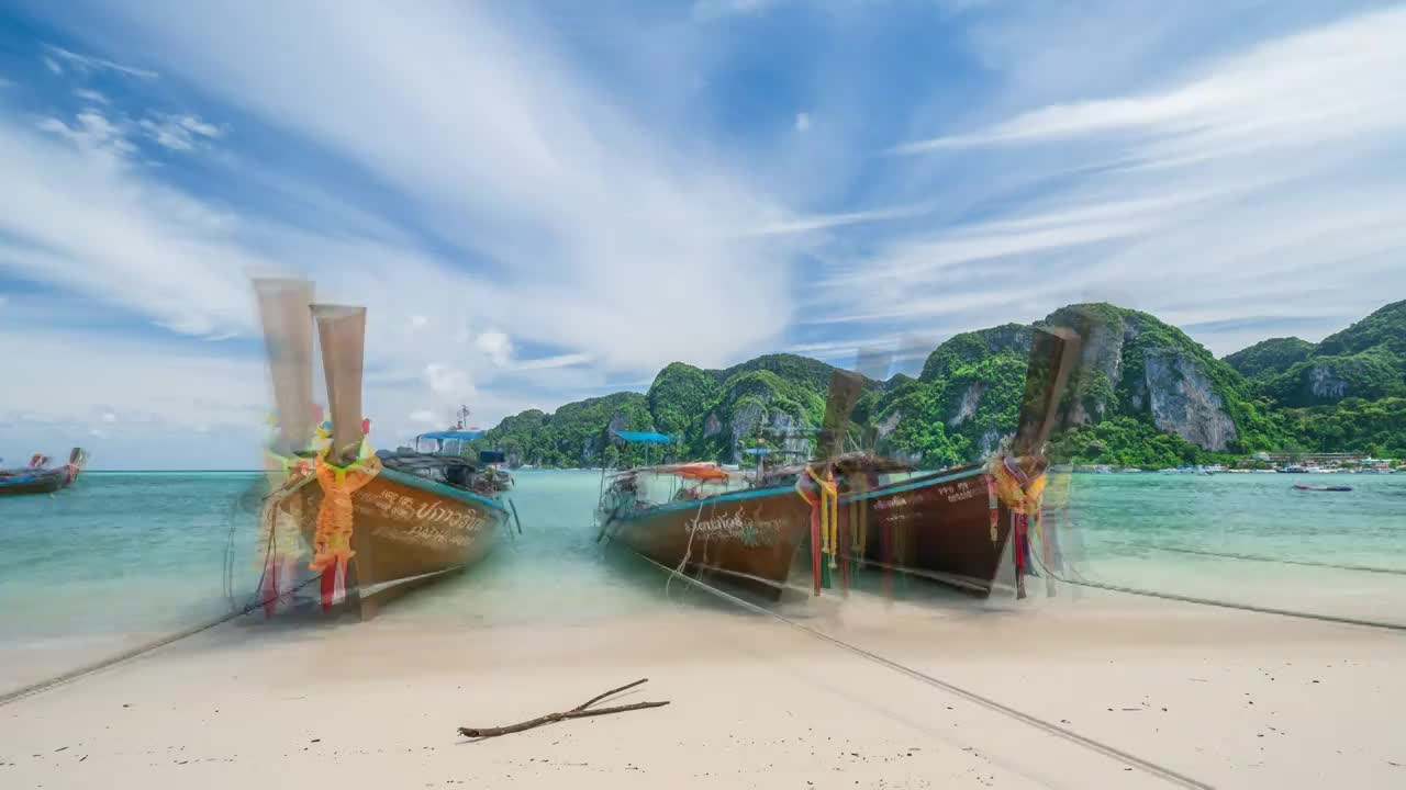 泰国甲米皮皮岛海滩长尾船延时海滨自然风光视频素材