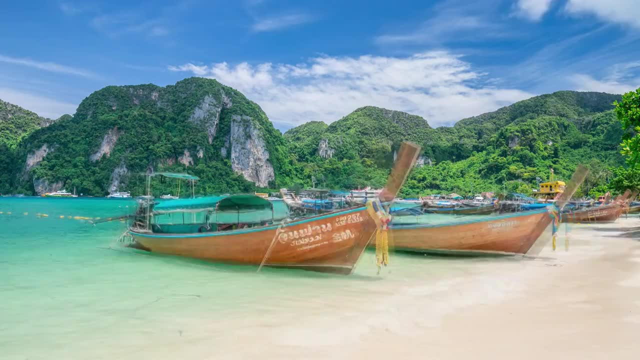 泰国甲米皮皮岛海滩长尾船延时海滨自然风光视频素材