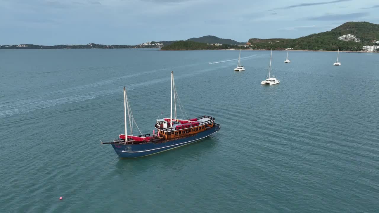 泰国苏梅岛海湾渔船海滨风光航拍视频下载