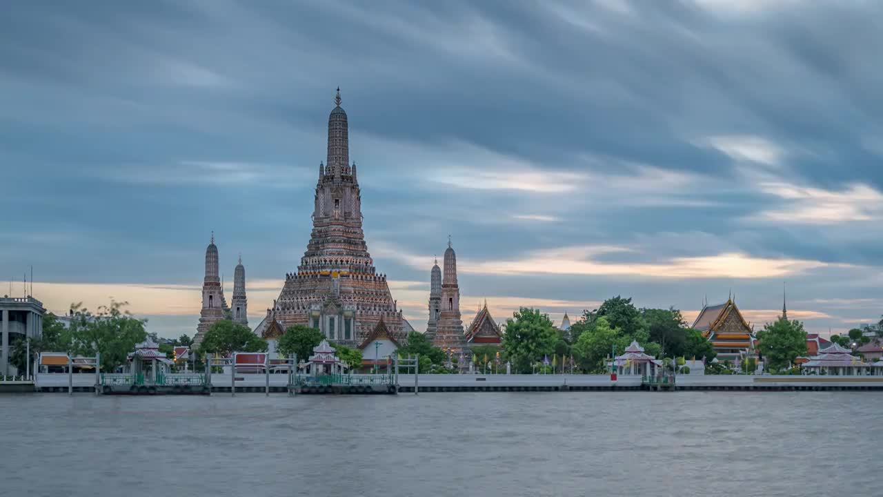 泰国曼谷湄南河城市郑王庙Wat Arun日转夜延时风光视频下载