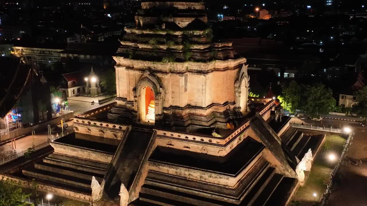 泰国清迈古城大佛塔寺航拍城市夜景风光视频下载