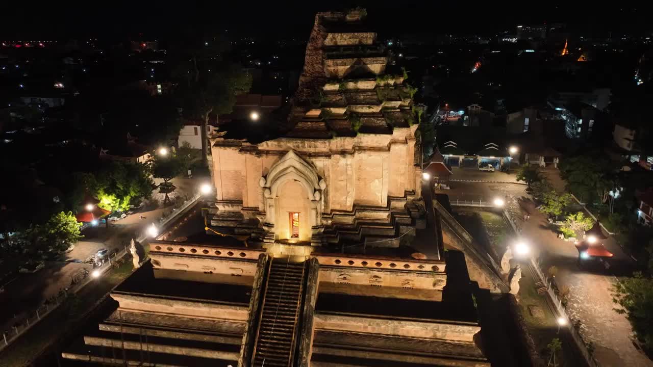 泰国清迈古城大佛塔寺航拍城市夜景风光视频下载