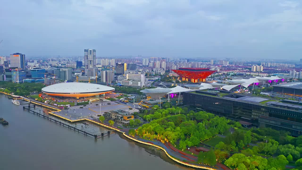 上海黄浦区 世博源 中华艺术宫 梅赛德斯奔驰中心 傍晚 4K视频下载