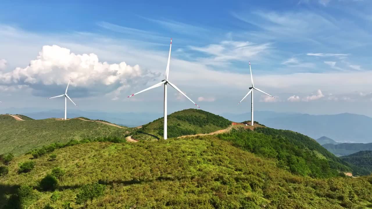 在群山山顶上的风力发电机机群视频下载
