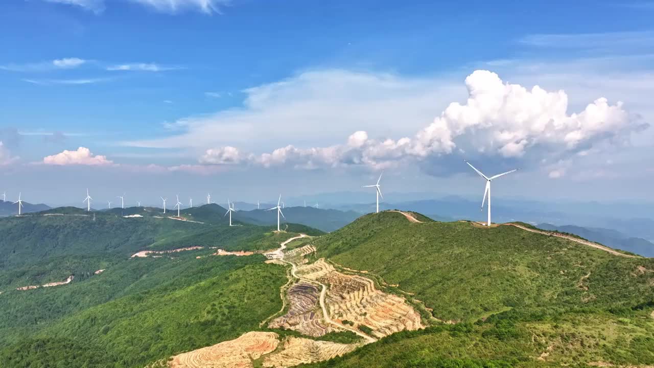 在群山山顶上的风力发电机机群视频下载