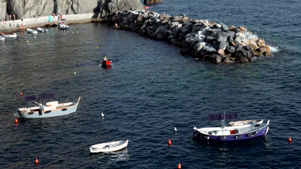 升格拍摄意大利五渔村小船视频下载