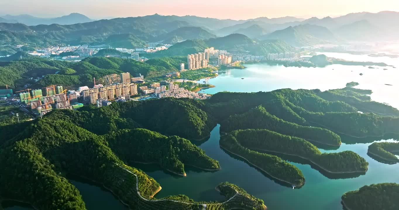 航拍中国杭州千岛湖住宅区建筑和山脉自然风光视频下载