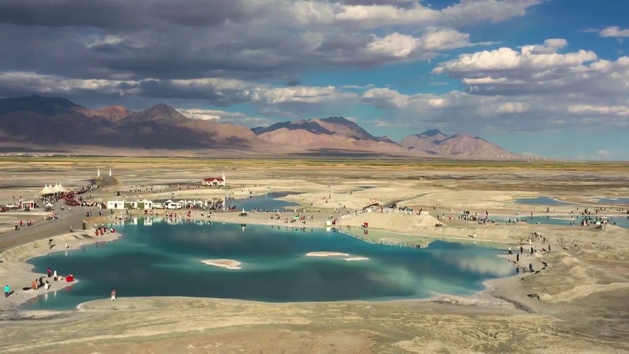 航拍青海省海西蒙古族藏族自治州大柴旦翡翠湖户外风光视频下载