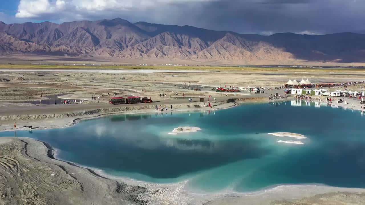 航拍青海省海西蒙古族藏族自治州大柴旦翡翠湖户外风光视频素材