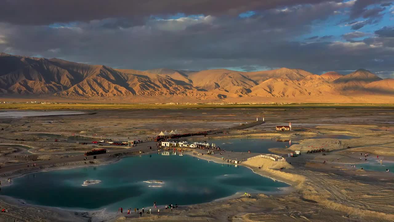 航拍青海省海西蒙古族藏族自治州大柴旦翡翠湖户外风光视频素材