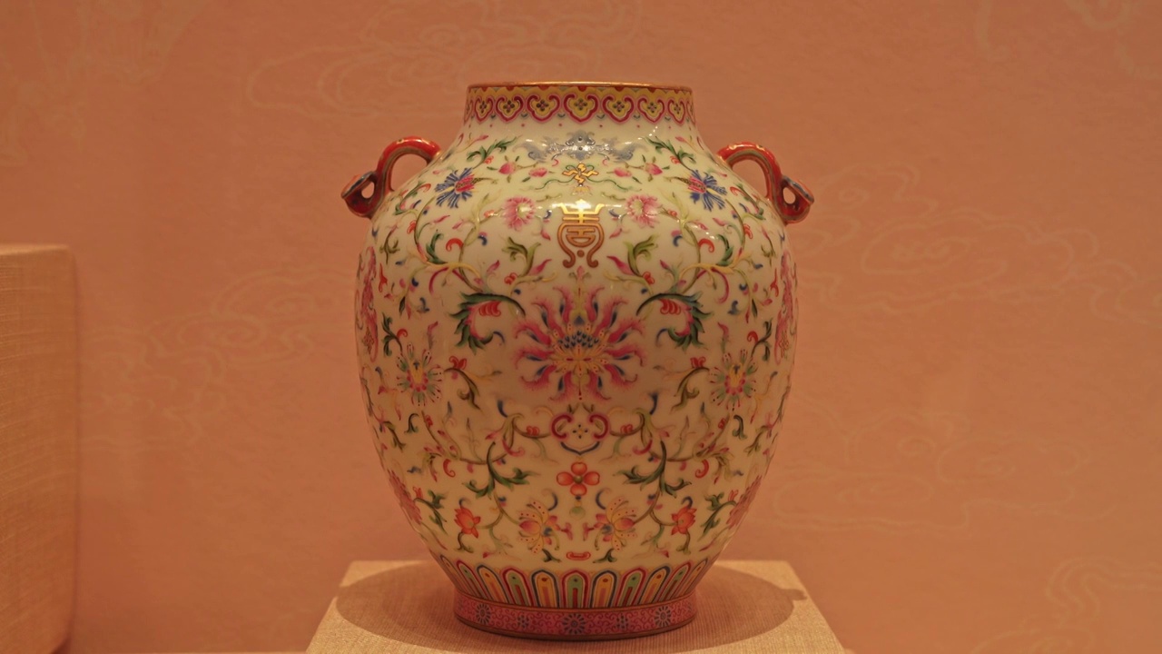 粉彩福寿纹如意耳尊 清嘉庆（1796-1820）北京艺术博物馆藏视频下载