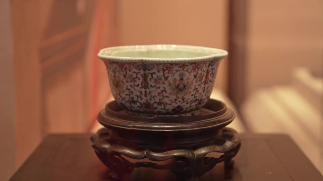 粉彩宝相花纹梅花式盆 清道光（1821-1850）北京艺术博物馆藏视频下载