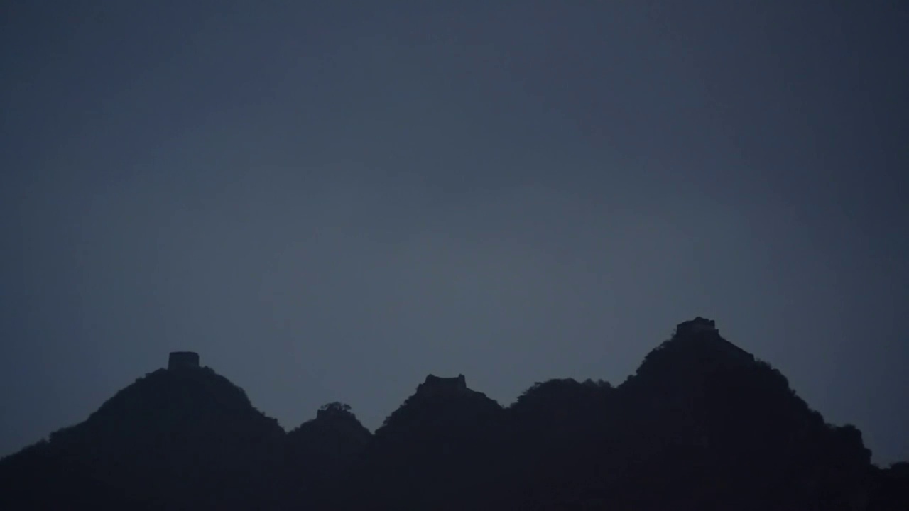 北京怀柔箭扣长城夜晚雷雨闪电视频下载