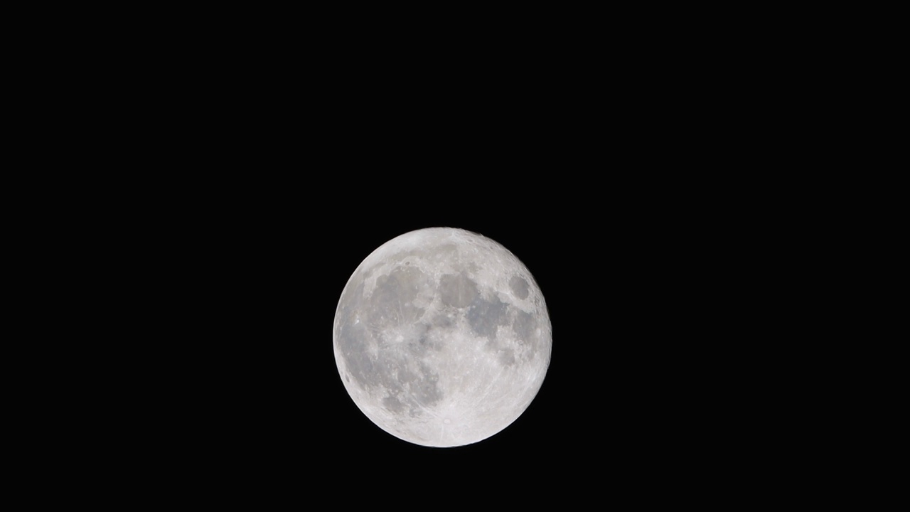 一轮圆月挂在夜色中的天空视频下载