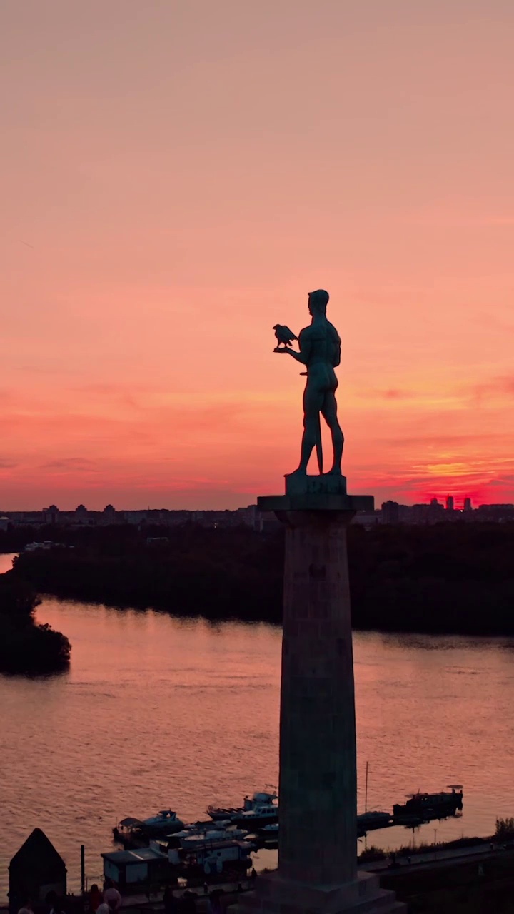 胜利者雕像，卡莱梅格丹城堡，贝尔格莱德城市地标，萨瓦河与多瑙河的夕阳视频下载