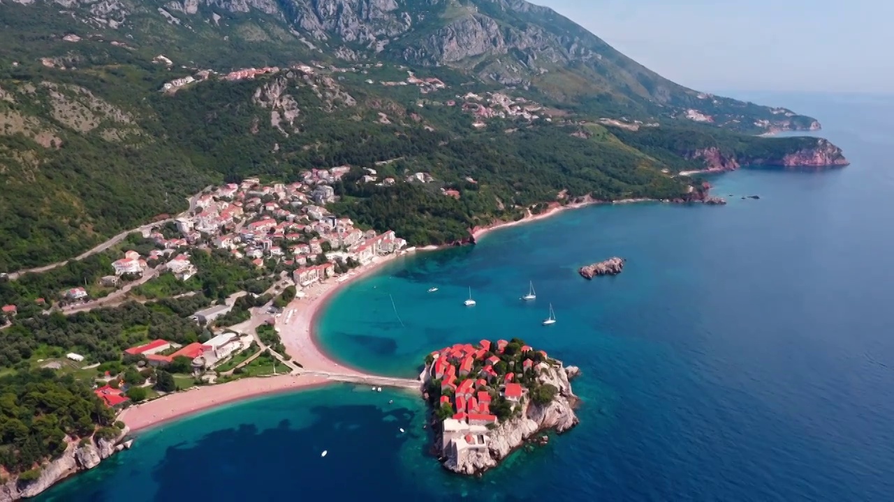 首页 > 视频 > 无人机拍摄的阿曼斯韦迪斯特凡度假村岛附近布德瓦，黑山在巴尔干半岛沿亚得里亚海海岸视频下载