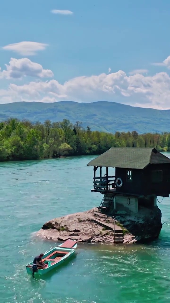 塞尔维亚德里纳河上的一座孤零零的房子视频下载