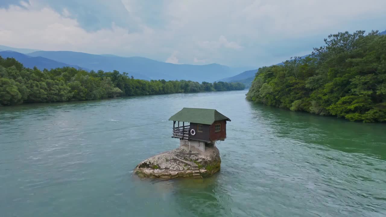 塞尔维亚德里纳河上的一座孤零零的房子视频下载