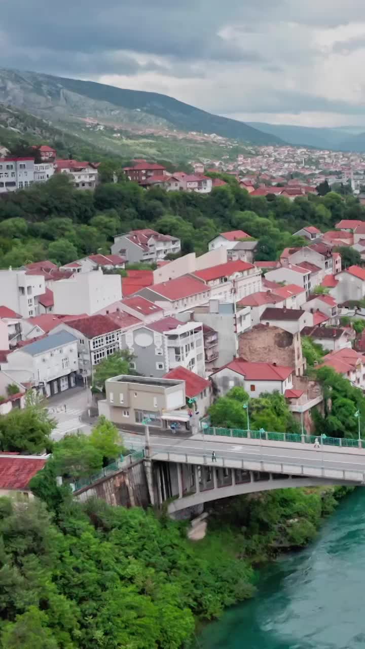首页 > 视频 > 莫斯塔尔古城的桥，内雷特瓦河在古城中流淌，Stari最具标志性的桥视频下载