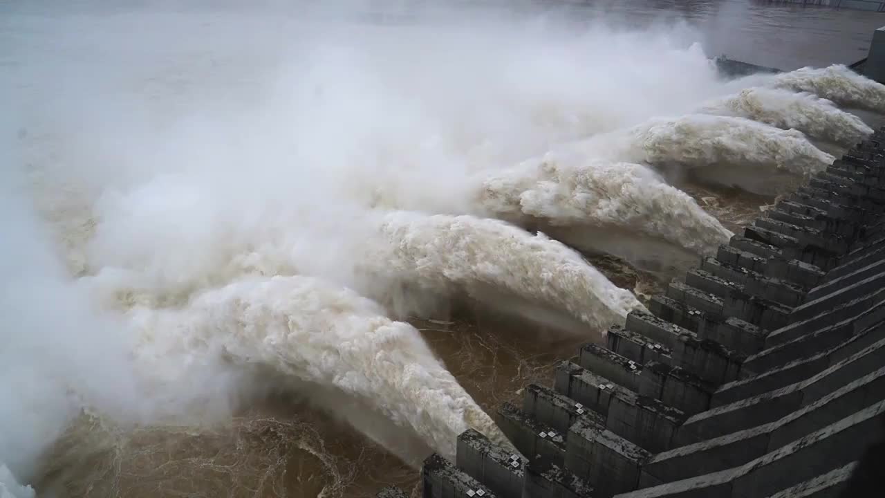 壮观的三峡大坝泄洪视频下载