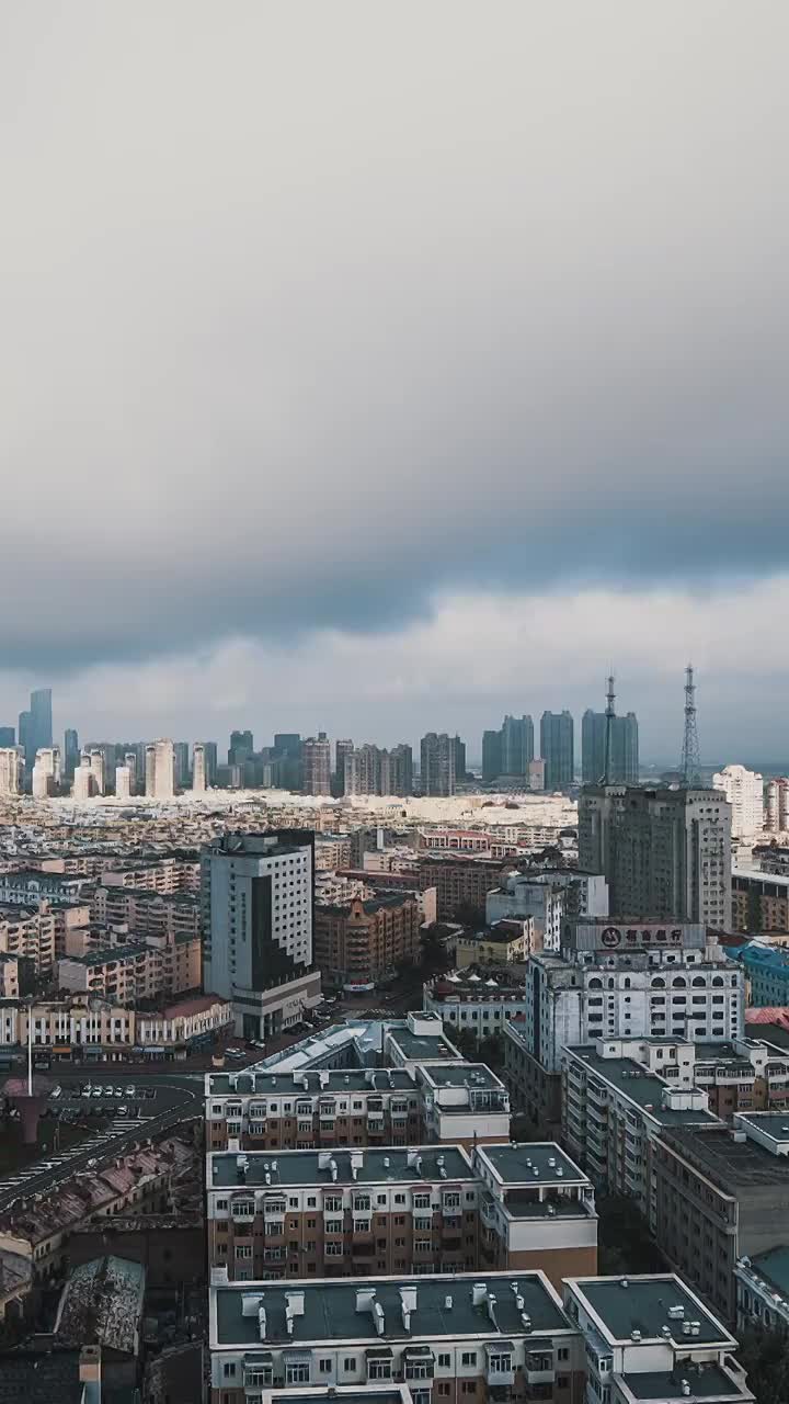 黑龙江哈尔滨城市建设经纬街车流晚高峰延时摄影建筑楼群航拍天空云层城市天际线城市发展旅游目的地车流交通视频下载