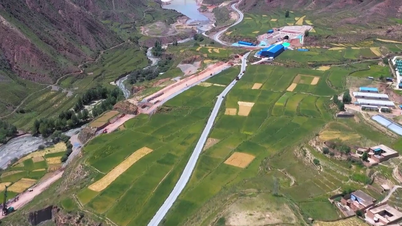 航拍青海省黄南藏族自治州同仁市双朋西乡藏民据户外风光视频下载