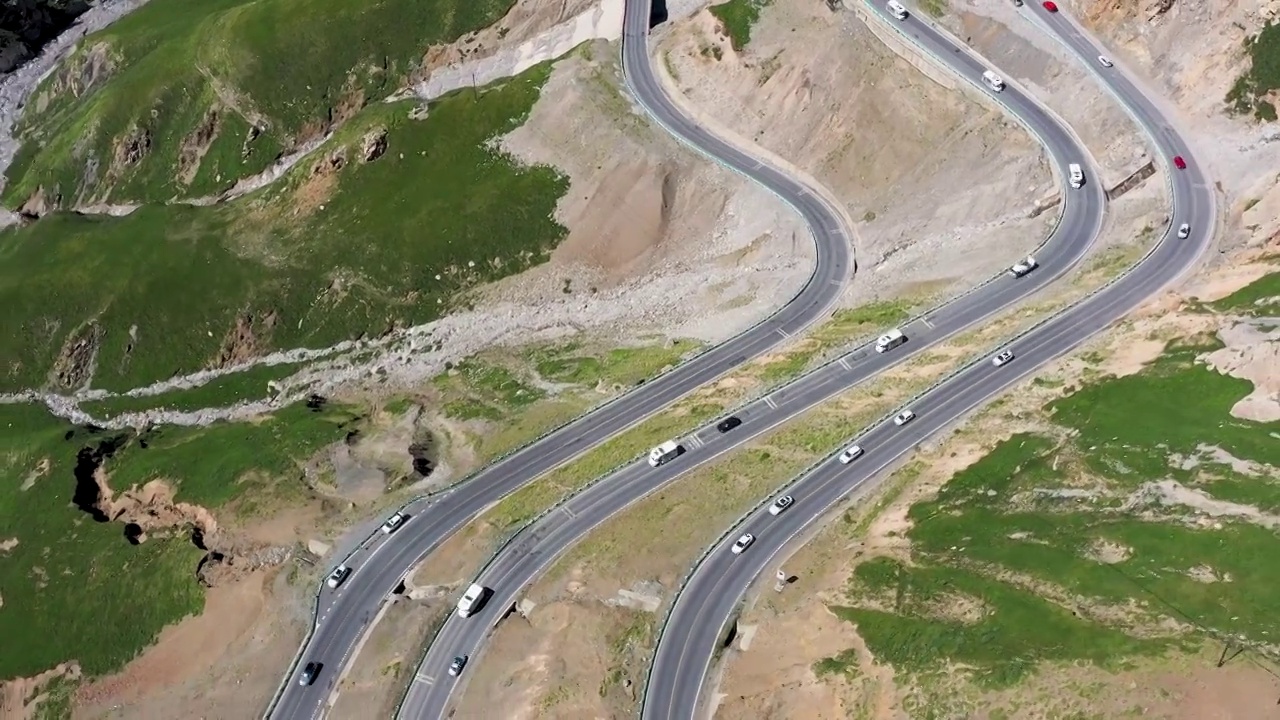 航拍新疆维吾尔自治区阿克苏地区天山独库公路山路十八弯视频下载