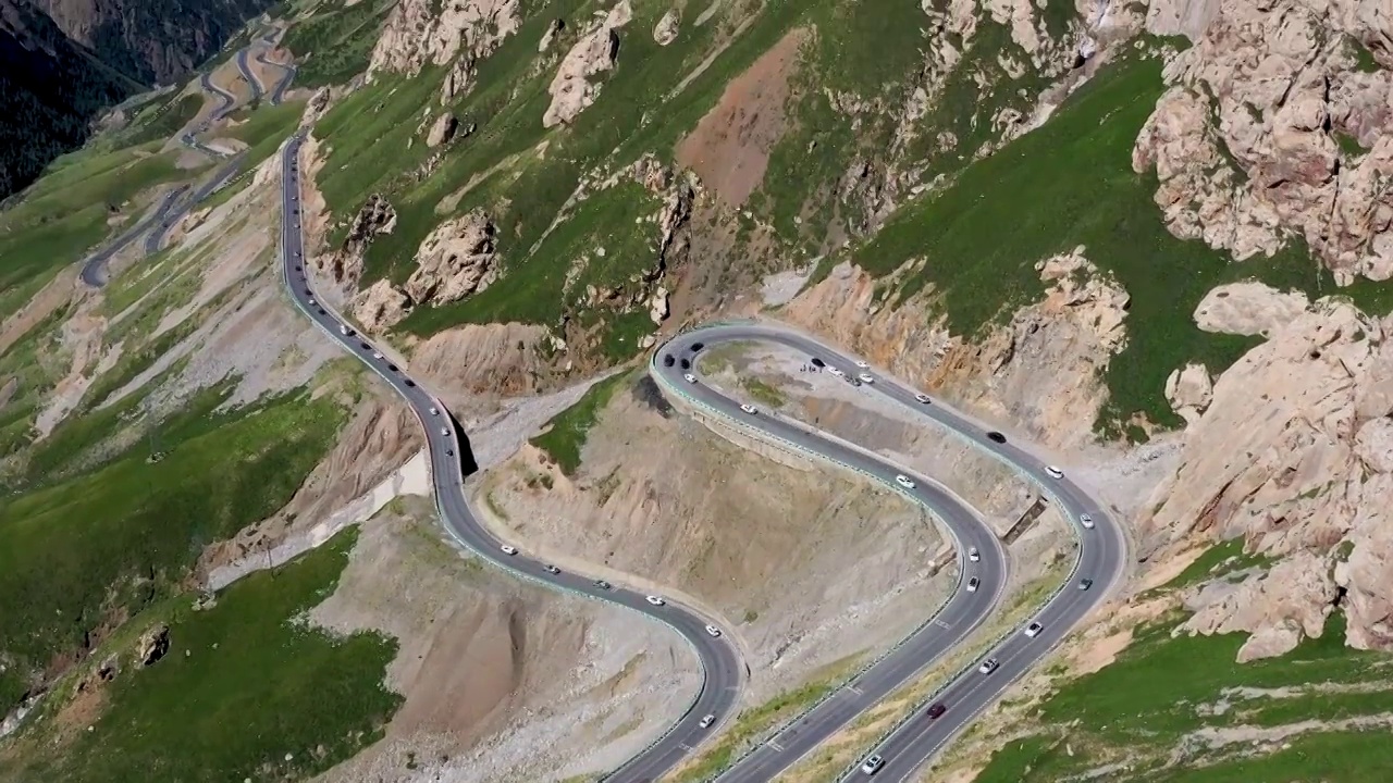 航拍新疆维吾尔自治区阿克苏地区天山独库公路山路十八弯视频下载