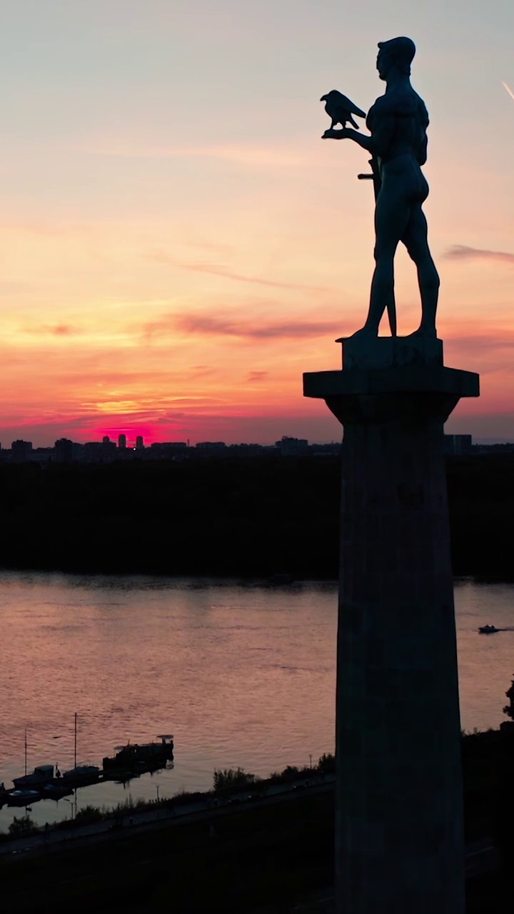 日落时的雕像，塞尔维亚城市地标，卡莱梅格丹城堡的夕阳视频下载