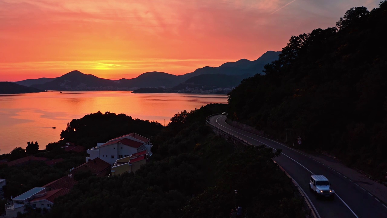 夕阳下的公路，海滨的公路，亚得里亚海的夕阳，沿海公路视频下载