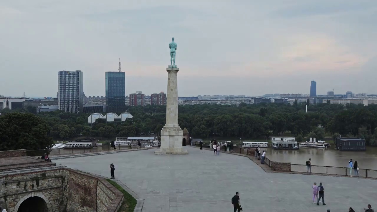 卡莱梅格丹城堡的雕像，塞尔维亚地标建筑视频下载