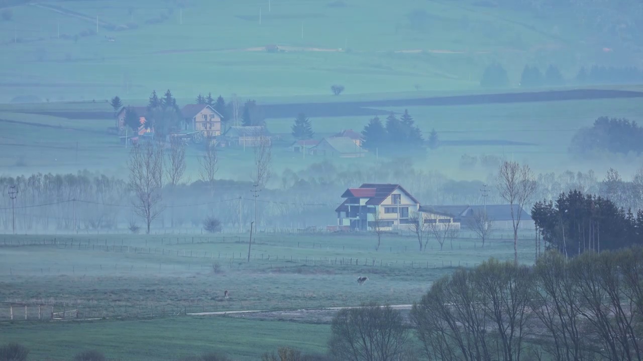 清晨的牧场，诗情画意的晨景，草原上孤独的房屋视频下载