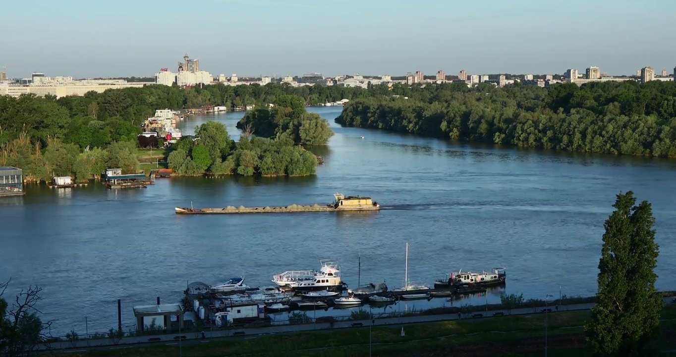 多瑙河的货轮，贝尔格莱德的河流，河流上的运输船视频下载