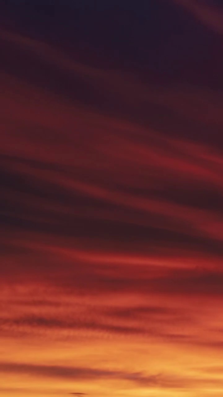 红色的云，天空的背景，天空中的彩霞，日出日落时的云，天空的色彩视频下载