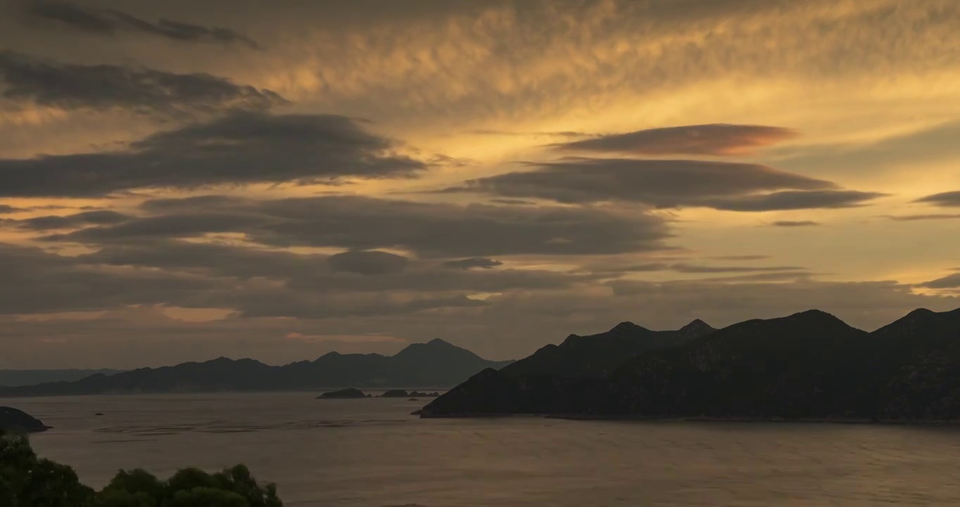海边的日落，夕阳下的水面，霞浦县的日落，黄昏时的水天一色视频素材