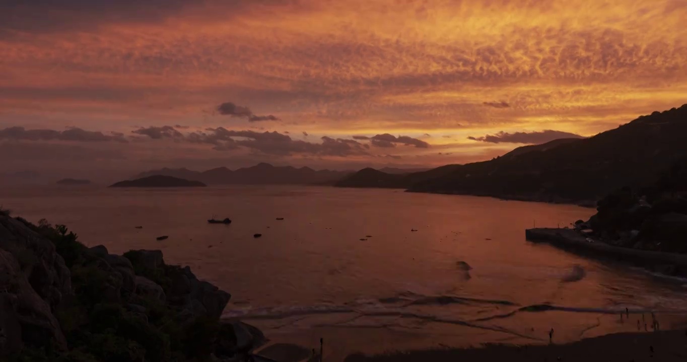 海边的日落，夕阳下的水面，霞浦县的日落，黄昏时的水天一色视频素材