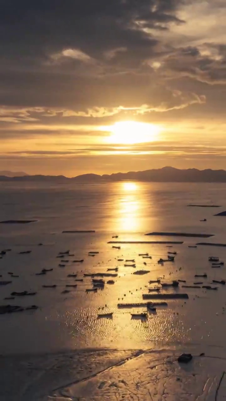海上日出，海边滩涂的日出，日出时的水面，霞浦县滩涂日出视频素材