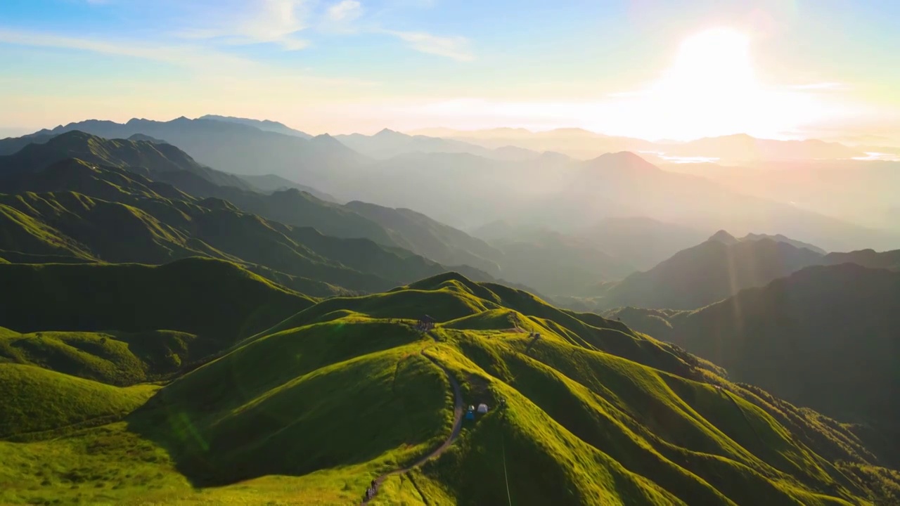 大气航拍日出时分绿水青山自然风景视频下载