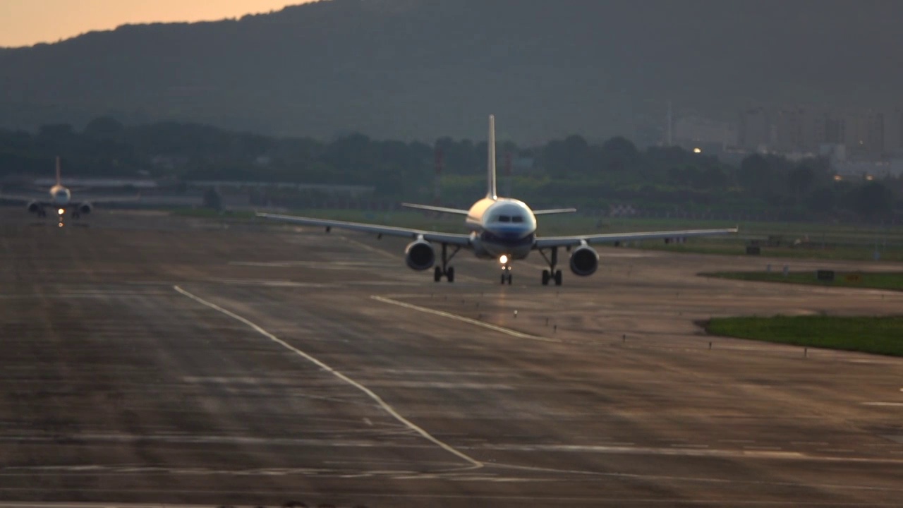傍晚时分飞机场起飞降落的飞机视频素材