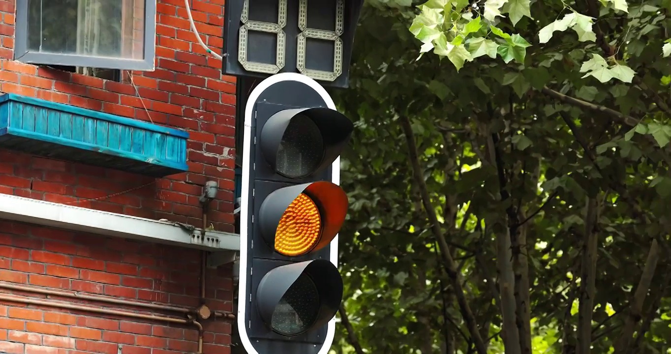 武汉黎黄陂路交通信号灯黄灯闪烁视频素材