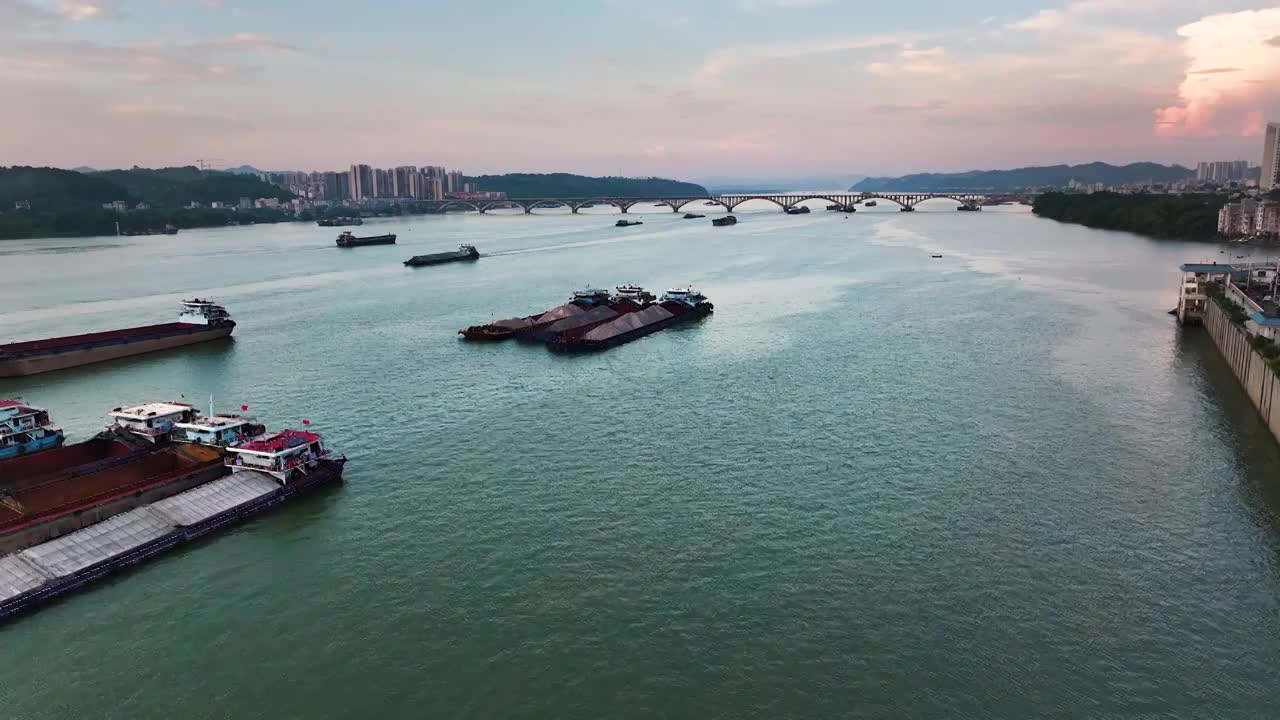 航拍藤县西江特大桥西江船运背景视频下载