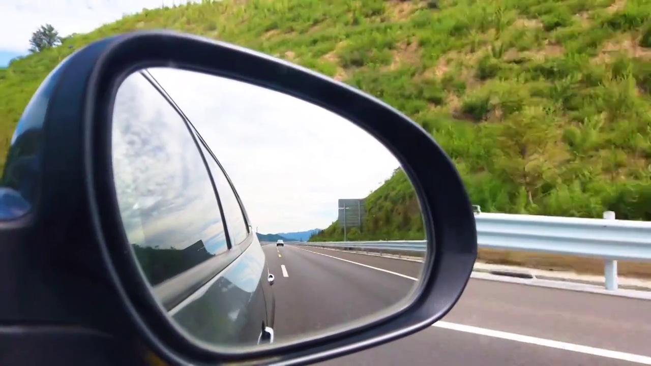 行驶的车辆反光镜中的风光视频素材