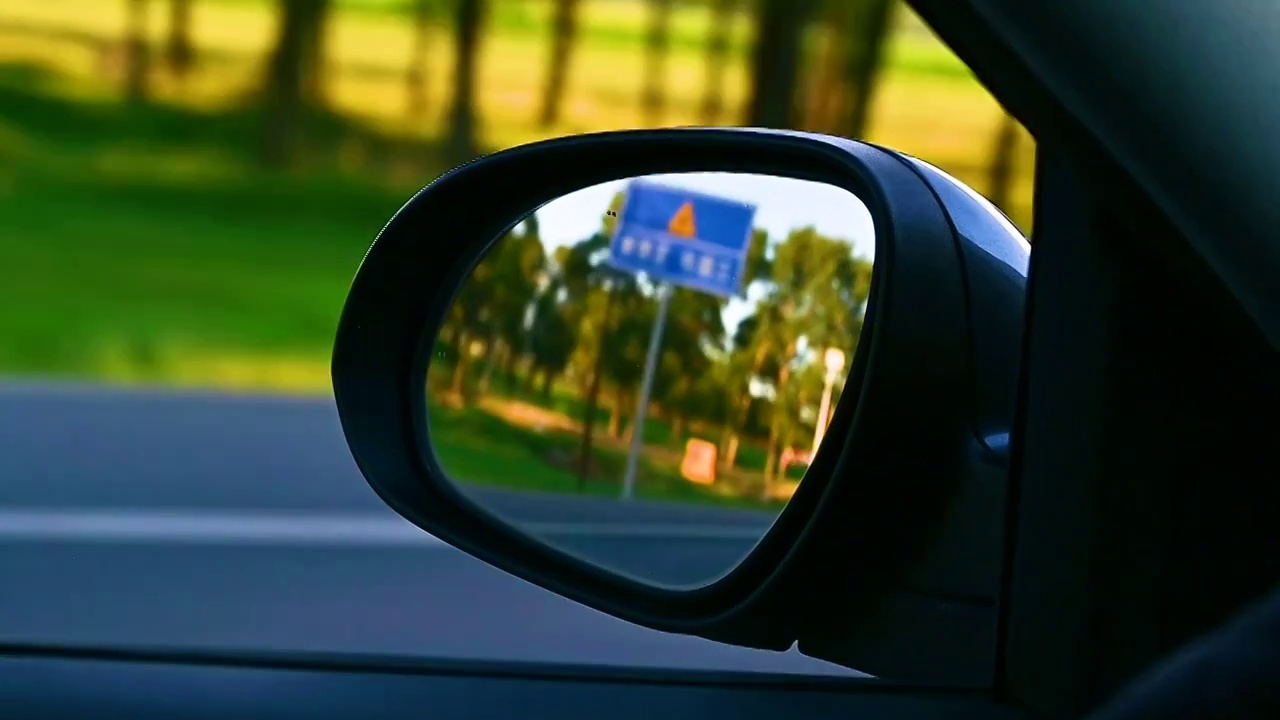 行驶的车辆反光镜中的风光视频下载