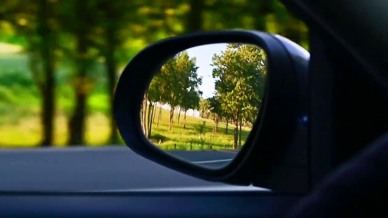 行驶的车辆反光镜中的风光视频下载
