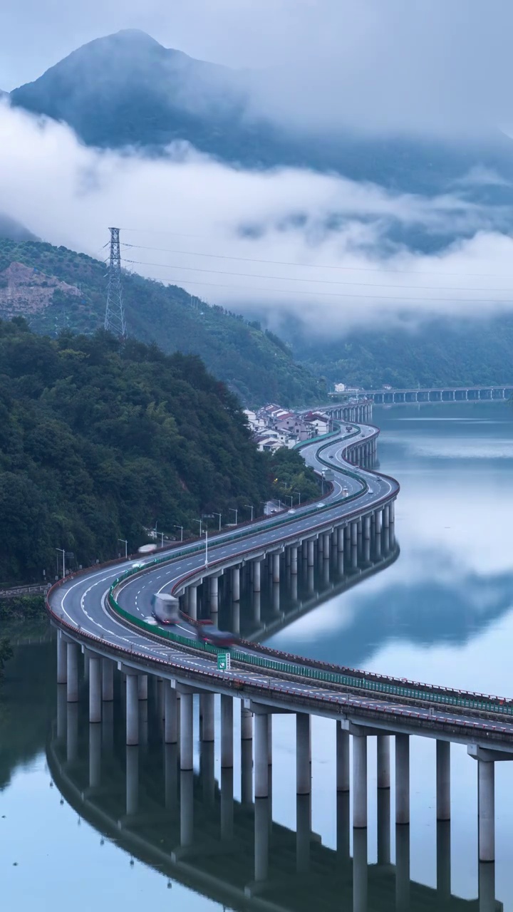 浙江丽水青田县穿行在群山和河流之间的高速公路车流延时视频下载