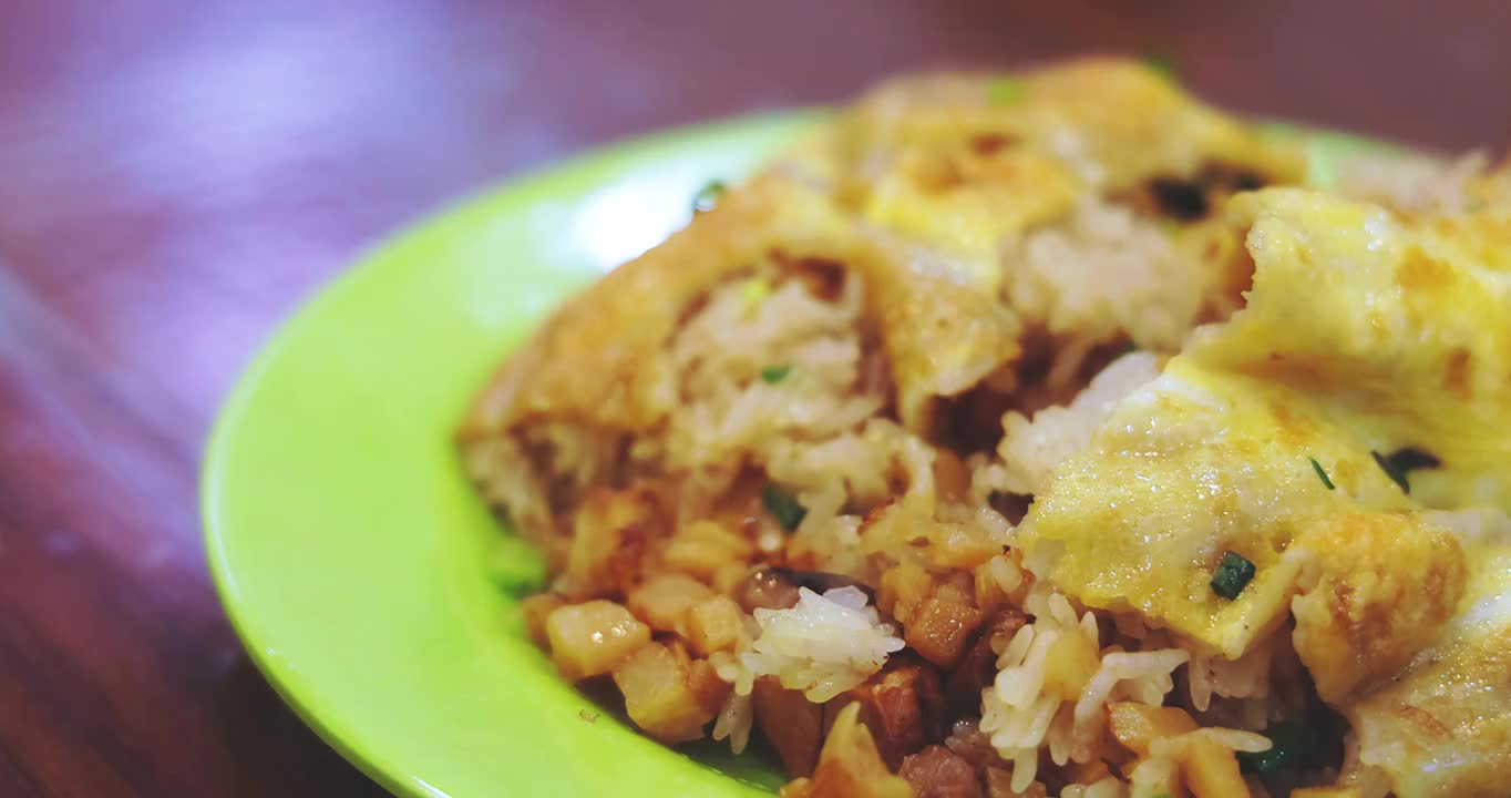 武汉经典街头早餐美食三鲜豆皮视频素材