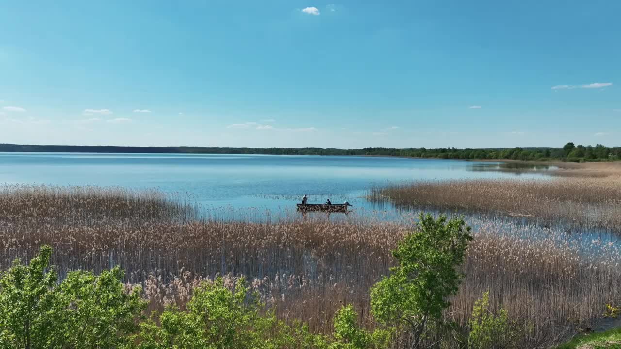 飞越湖泊湿地景观视频素材