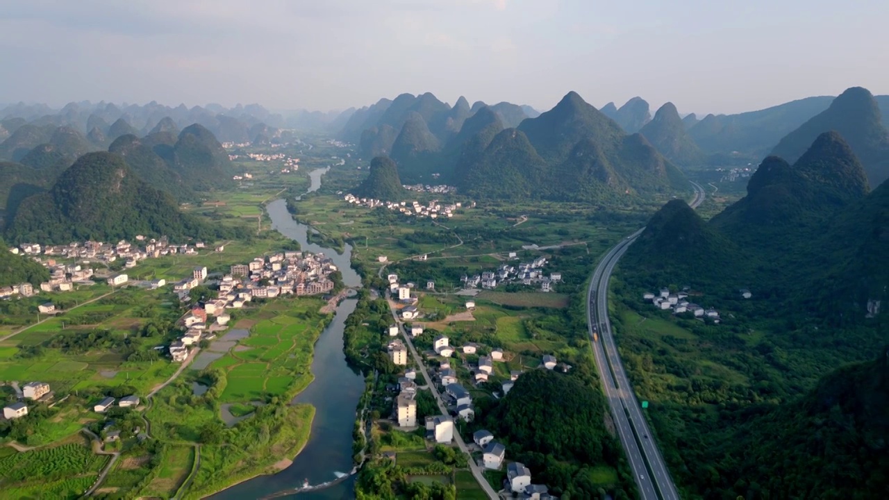 桂林喀斯特山水中穿行的高速公路视频素材